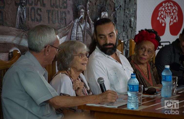 De izquierda a derecha, Eusebio Leal, Marta Valdéz, Alain Pérez y Omara Portuondo, en la presentación del disco "Omara siempre". Foto: Otmaro Rodríguez.