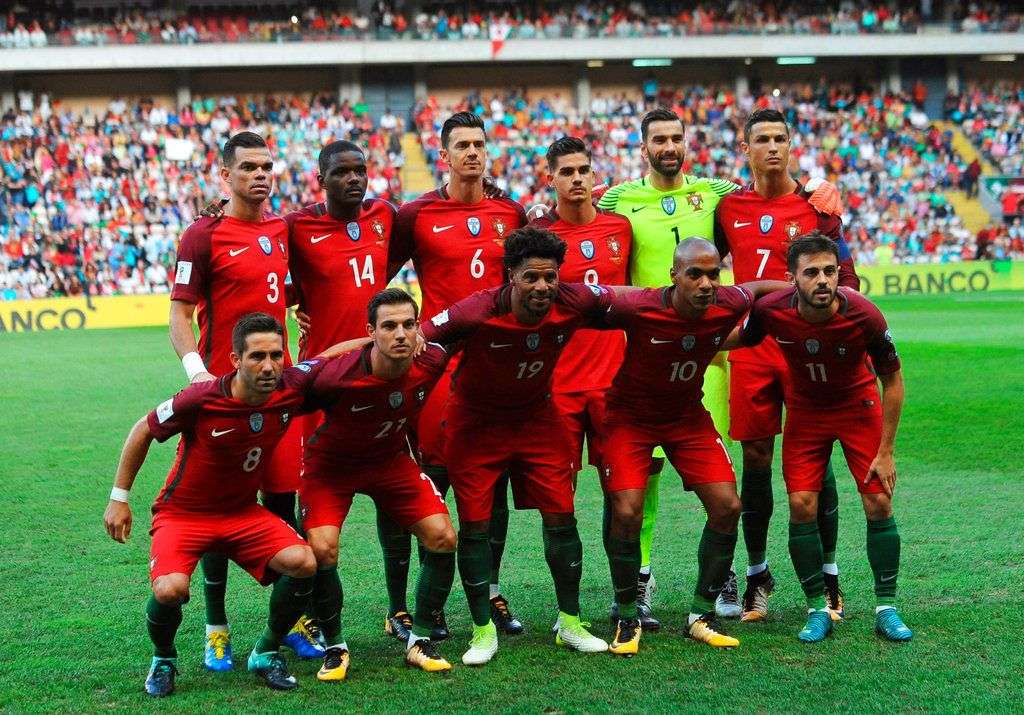 Jugadores de Portugal posan para una foto antes de un partido contra las Islas Faroe en las eliminatorias para la Copa del Mundo. Foto: Paulo Duarte / AP.