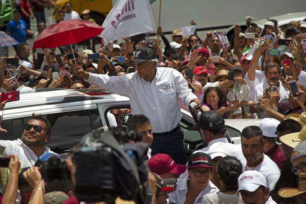 El candidato a la presidencia de México, Andrés Manuel López Obrador habla a sus seguidores en un acto de campaña en la Ciudad de México, el 3 de junio de 2018. Foto: Anthony Vazquez / AP.