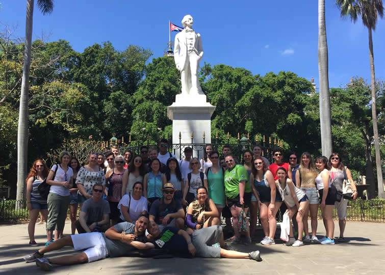 En la Plaza de Armas, a los pies de la estatua a Carlos Manuel de Céspedes, los alumnos de Carlos Lazo se hacen una foto de familia en Cuba. Foto: Cortesía del entrevistado.