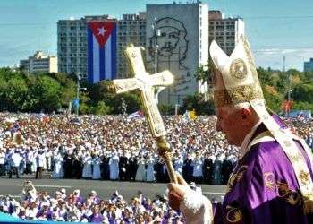 El papa Benedicto XVI en la Plaza de la Revolución de La Habana, durante su visita a Cuba en 2012. Foto: El País / Archivo.