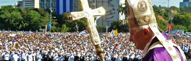 El papa Benedicto XVI en la Plaza de la Revolución de La Habana, durante su visita a Cuba en 2012. Foto: El País / Archivo.