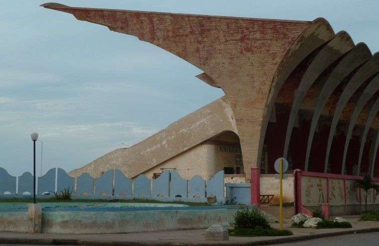 Estadio de atletismo, Ave. de los Presidentes / Beth A. Zinsli.
