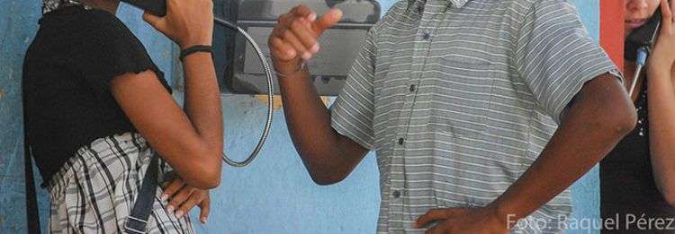 El desarrollo de las comunicaciones en Cuba es escaso, existen pocos teléfonos y menos conexiones a Internet