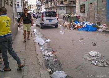 La basura en Cuba se ha convertido en un serio problema, desde hace unos años ha crecido la cantidad de desechos sin que su recogida y procesamiento estén a la altura de las necesidades / Foto: Raquel Pérez