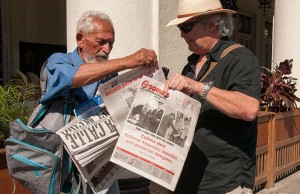 Los ancianos hacen cola desde la madrugada para comprar periódicos que revenden después por un poco más de dinero.