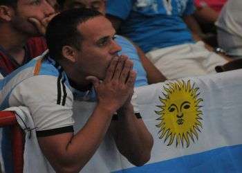 Aficionado al equipo de fútbol de Argentina en la Ciudad Deportiva en La Habana, durante la Final de la Copa Mundial