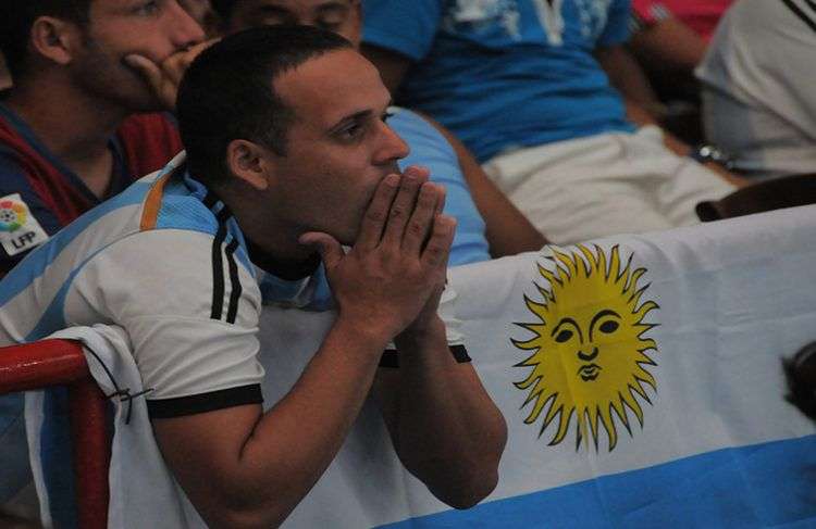 Aficionado al equipo de fútbol de Argentina en la Ciudad Deportiva en La Habana, durante la Final de la Copa Mundial