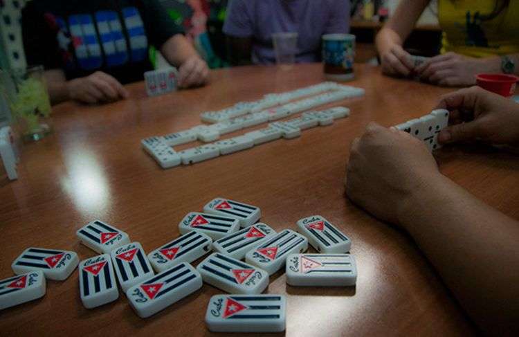 Juego de dominó en Cuba