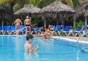   The number of Cubans in tourist hotels is growing every year after the end of prohibition / Photo: Raquel Perez. 