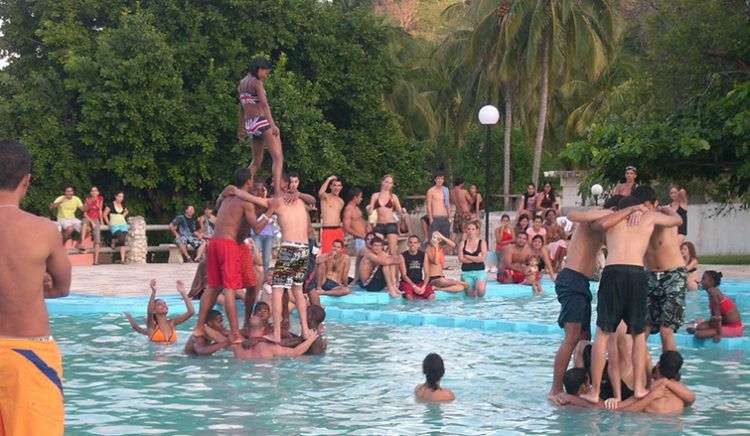 Miles de cubanos optan por el campismo para pasar sus vacaciones dado que sus precios son de los pocos que están al alcance de cualquier bolsillo / Foto: Julio Batista.
