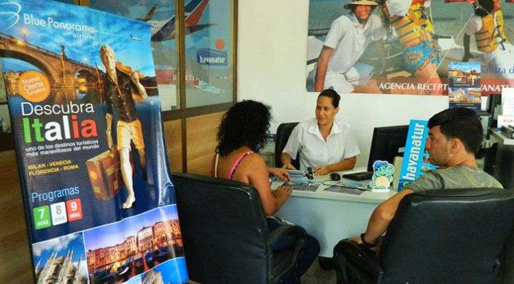 La oferta de paquetes turísticos a Europa ha tenido buena acogida entre los cubanos con más recursos / Foto: Julio Batista.