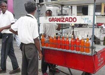 En Cuba todo el comercio fue estatizado desde 1968, incluyendo hasta los vendedores callejeros, aunque solo comerciaran hielo con sabor como el de este carrito de granizado / Foto: Raquel Pérez.