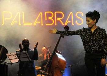 La joven cantante repasó anoche la obra de Marta Valdés en un concierto intenso en el Teatro Mella / Foto: Roberto Ruiz