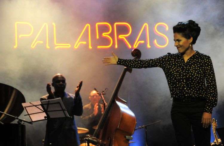 La joven cantante repasó anoche la obra de Marta Valdés en un concierto intenso en el Teatro Mella / Foto: Roberto Ruiz