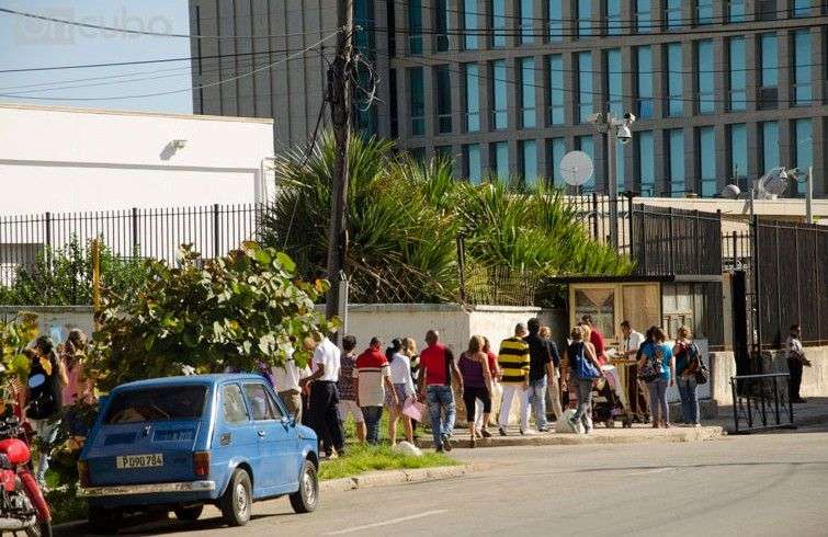 La embajada de los Estados Unidos en La Habana suspendió la entrega de visas a los cubanos. Foto: Alain L. Gutiérrez.