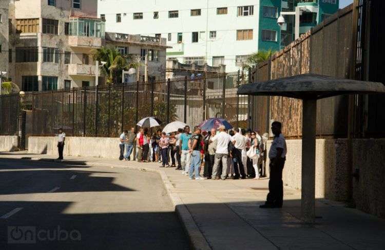 La embajada de los Estados Unidos en La Habana suspendió la entrega de visas a los cubanos. Foto: Alain L. Gutiérrez.