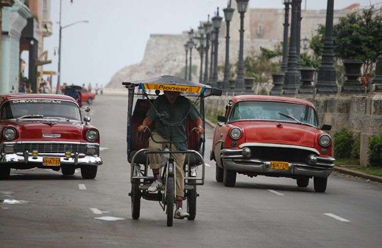 Los almendrones se han convertido en esenciales para el transporte en la capital de Cuba / Foto: Raquel Pérez.