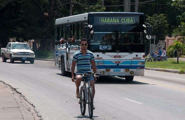 Nunca el transporte de pasajeros ha funcionado bien en Cuba, ni siquiera cuando contaban con la ayuda soviética / Foto: Raquel Pérez.