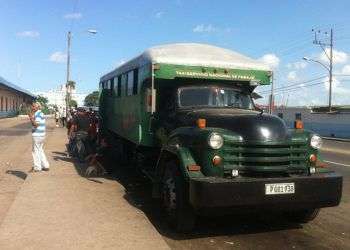 La mayor parte de los cubanos que viven en pueblos se trasladan a las ciudades en estos camiones, sin las condiciones mínimas de seguridad / Foto: Raquel Pérez.