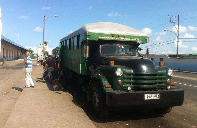 La mayor parte de los cubanos que viven en pueblos se trasladan a las ciudades en estos camiones, sin las condiciones mínimas de seguridad / Foto: Raquel Pérez.