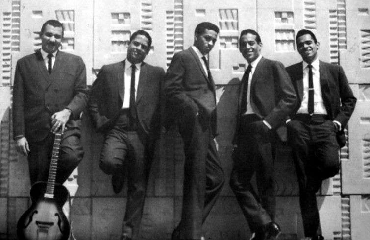 En Cuba, aquellos eran unos años muy politizados, había surgido la confrontación con Estados Unidos y todo se comparaba con lo que había allí. Teníamos el edificio Focsa, que tenía que ser más alto que el Empire State, lo que no es verdad. Teníamos al boxeador Teófilo Stevenson, que tenía que ser mejor que Muhammad Alí. Lo hacíamos de forma inconsciente. Y en este caso, Los Zafiros eran los Platters cubanos. O más aún, los Beatles de Cuba. (Zoe Armenteros, periodista).