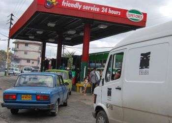 Las estaciones de gasolina venden miles de litros de combustible en el mercado negro / Foto: Raquel Pérez