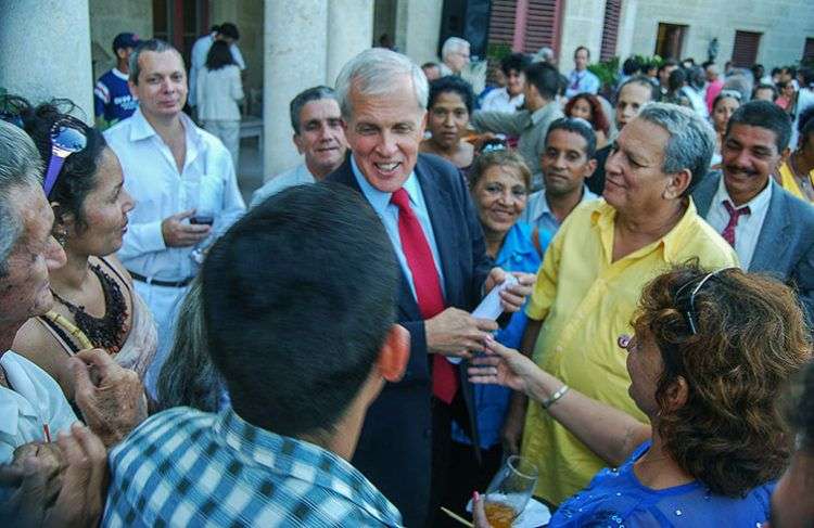 Jefe diplomático de los EE.UU. en Cuba rodeado de disidentes, a los que Washington financia con 20 millones de dólares anuales / Raquel Pérez.