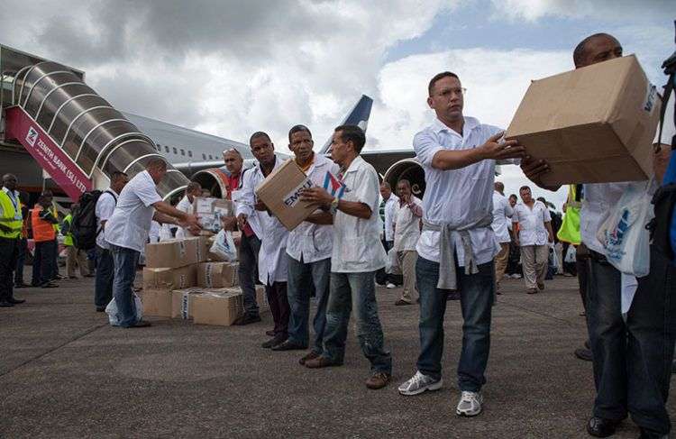 Médicos cubanos en Sierra Leona en octubre.