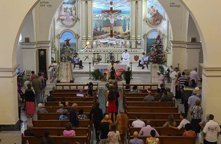 Los feligreses toman la comunión durante la misa / Foto: Cortesía del autor