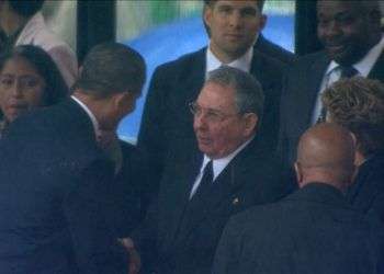 Saludo entre los presidentes de Cuba y Estados Unidos durante los funerales del líder sudafricano Nelson Mandela.