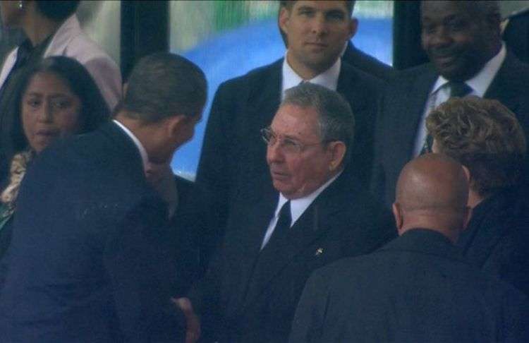 Saludo entre los presidentes de Cuba y Estados Unidos durante los funerales del líder sudafricano Nelson Mandela.