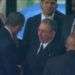 Saludo entre los presidentes de Cuba y Estados Unidos durante los funerales del líder sudafricano Nelson Mandela.