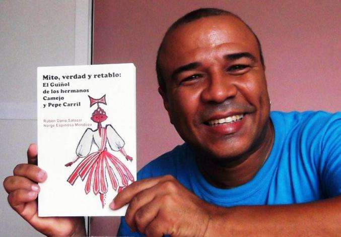 Rubén Darío con el libro sobre los Camejo y Carril Cortesía de Teatro de las Estaciones / Foto: Cortesía del autor