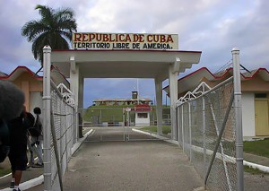 El Presidente cubano Raúl Castro pidió la devolución de la Base Militar de Guantánamo. De inmediato Washington respondió que ese punto es innegociable.