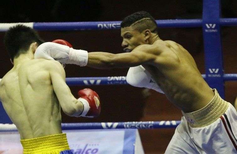 Yosvany Veitía contra Yong Chan / Foto: World Series Boxing 2015.