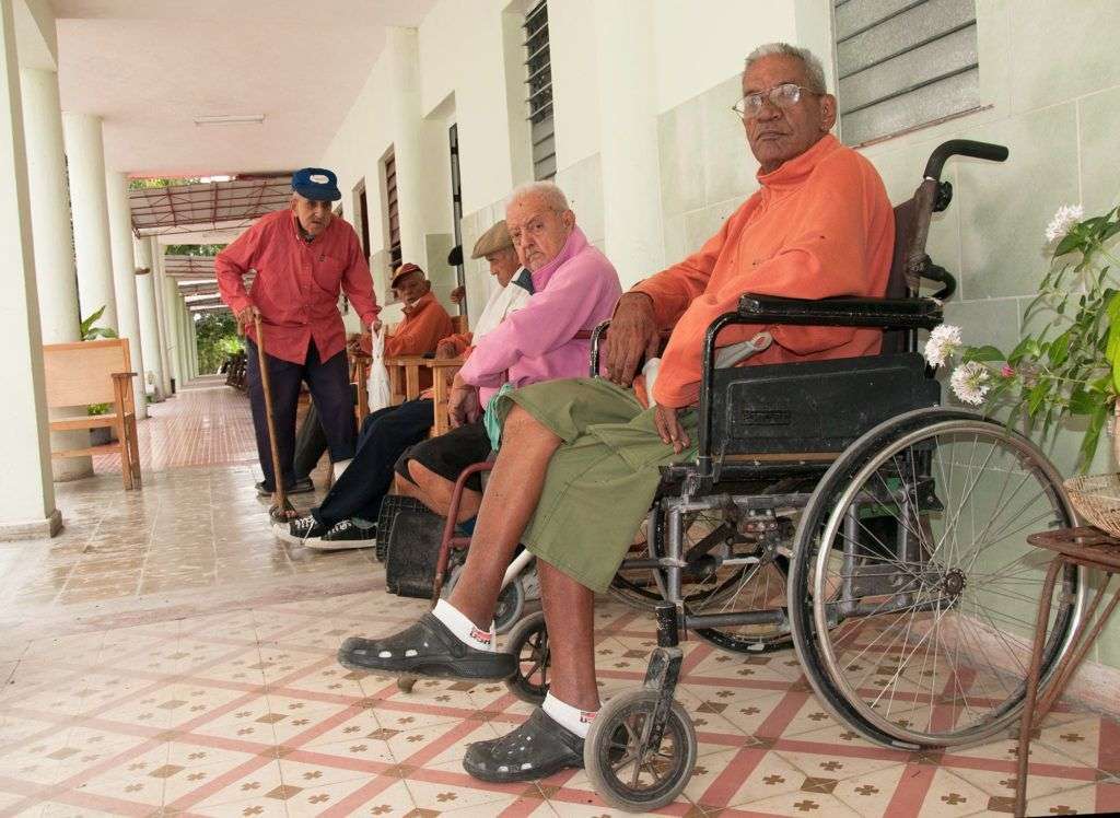 Al centenar de ancianos que hoy habitan en el Hogar Masónico se les garantiza una cama, desayuno, almuerzo y cena, atención médica permanente y actividades, para mantenerlos activos.