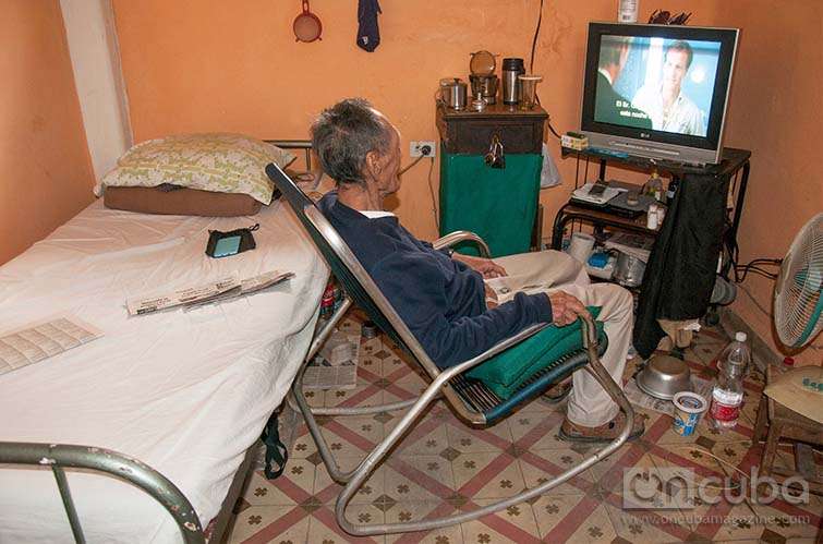 Las habitaciones son relativamente pequeñas pero cuentan con todo lo necesario para hacer la vida del anciano agradable / Foto: Raquel Pérez