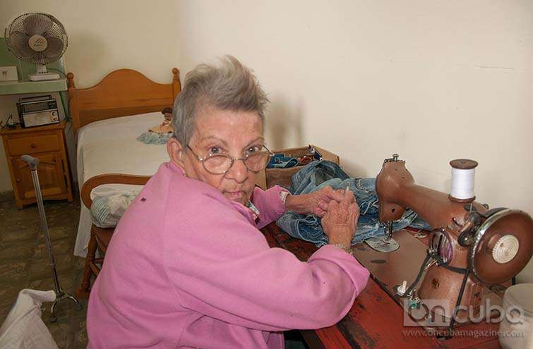 Todos aquellos ancianos que estén en capacidad de trabajar pueden hacerlo, los directivos del Hogar creen que mantenerlos activos beneficia su salud mental y física / Foto: Raquel Pérez