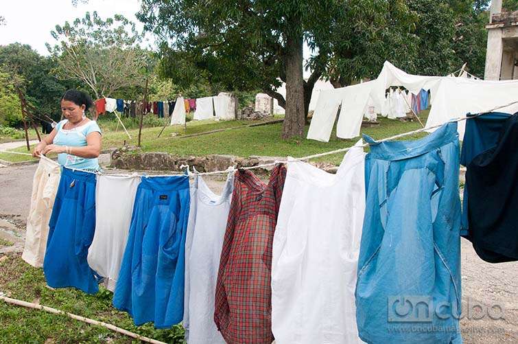 El hogar cuenta con una lavandería que garantiza el lavado de la ropa de cama y personal de todos los ancianos / Foto> Raquel Pérez