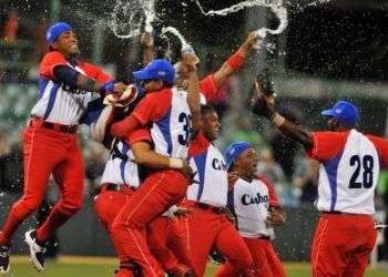 El equipo cubano festeja su triunfo en la Serie del Caribe de 2015. Foto: Ricardo López Hevia / Archivo.
