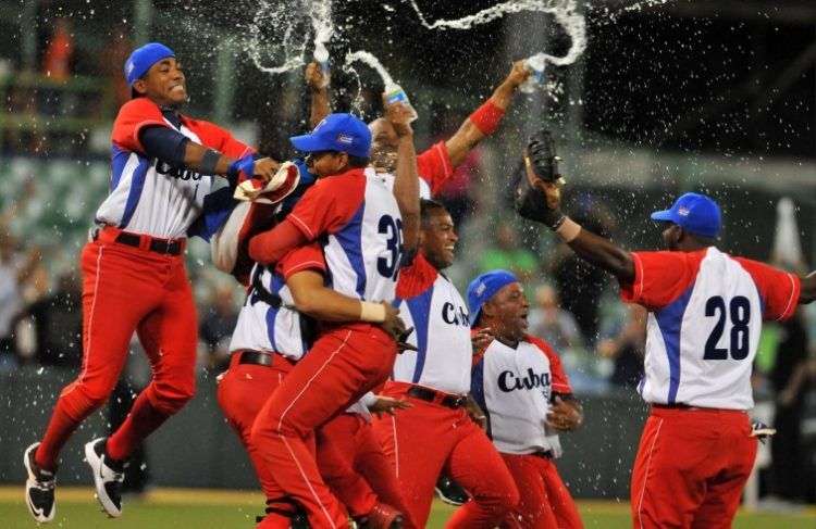 El equipo cubano festeja su triunfo en la Serie del Caribe de 2015. Foto: Ricardo López Hevia / Archivo.