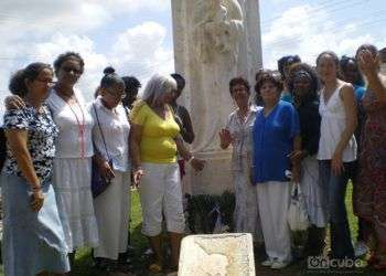 Hijas de la Acacia, Monumento a las Madres