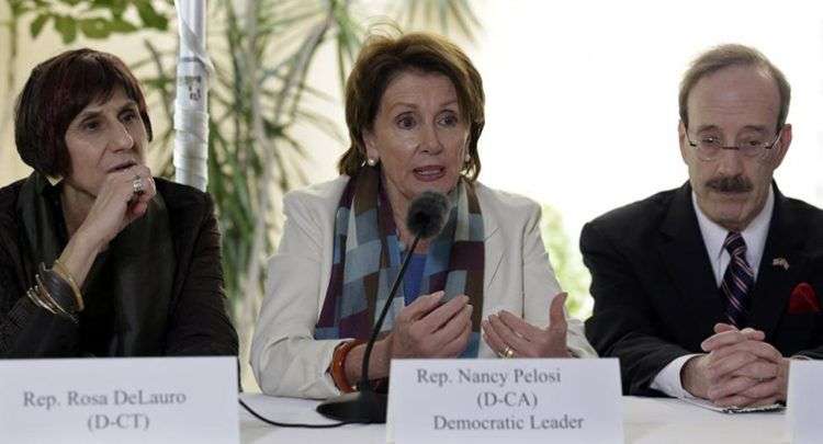 Nancy Pelosi, al centro, Líder de la Minoría demócrata de la Cámara de Representantes de Estados Unidos / Foto: Reuters