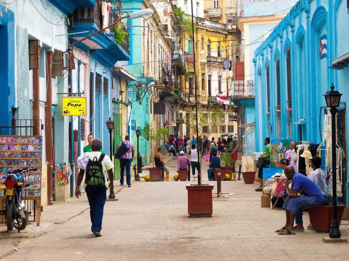 street-scene-with-cuban-people-and-colorful-old-buildings-in-havana