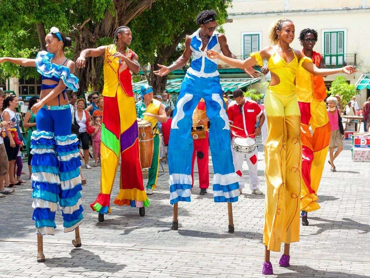 unidentified-street-dancers-in-havana