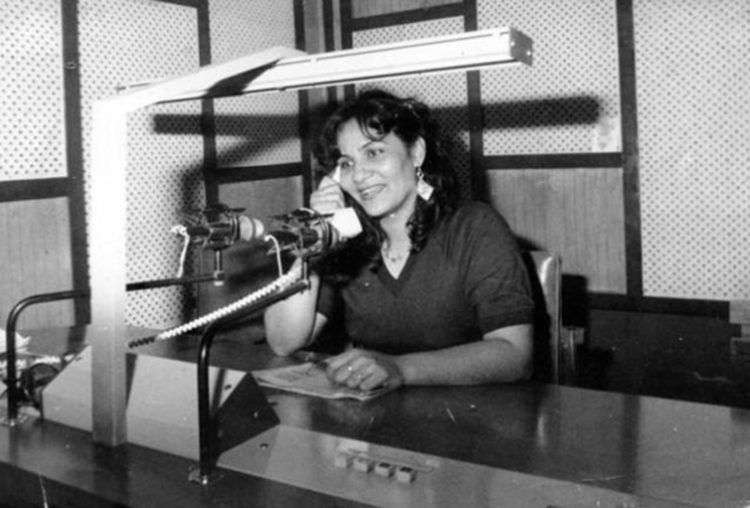 Consuelo Almaguer en la popular emisora Radio Mambí en Santiago de Cuba