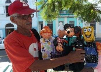Manuel Montoya, el hacedor de muñecos. / Foto: Tony Iglesias