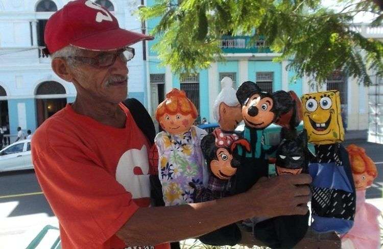 Manuel Montoya, el hacedor de muñecos. / Foto: Tony Iglesias