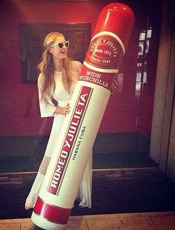 Paris Hilton with a giant tobacco / Photo : Daily Mail